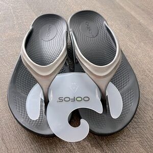 Oofos silver slippers m4 w6 shoes sandals flip flops NEW black